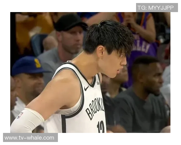 蔡老板昨晚与曾凡博击掌鼓励并嘱咐教练多给予他上场机会